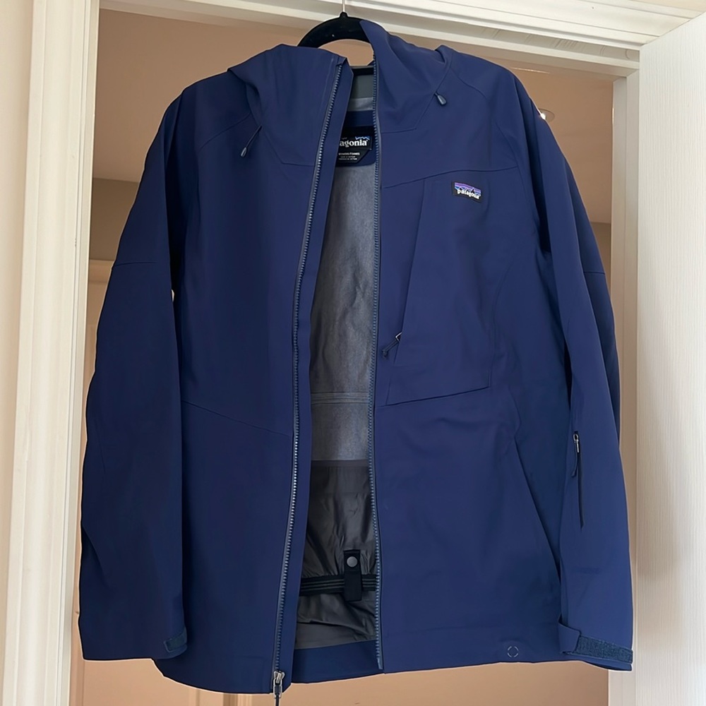 Patagonia women’s shell, large, like new condition -navy